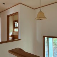 鎌倉市極楽寺三丁目の賃貸物件/2階 階段室｜白い塗装壁が光を柔らかく反射して落ち着いた雰囲気に