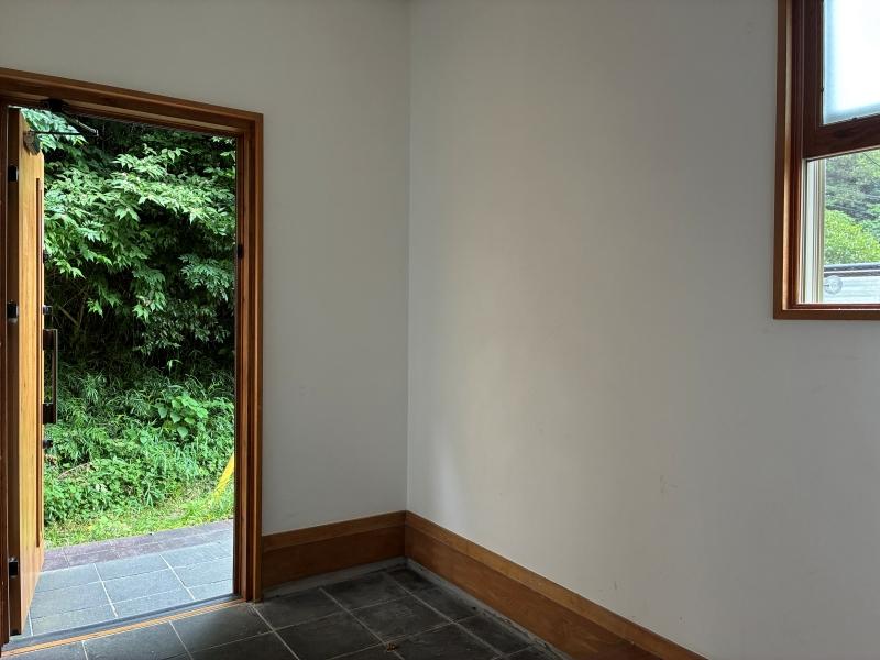 鎌倉市極楽寺三丁目の賃貸物件/玄関｜木製建具と白い塗装の壁がお出迎え