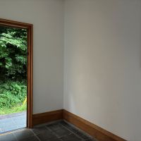 鎌倉市極楽寺三丁目の賃貸物件/玄関｜木製建具と白い塗装の壁がお出迎え