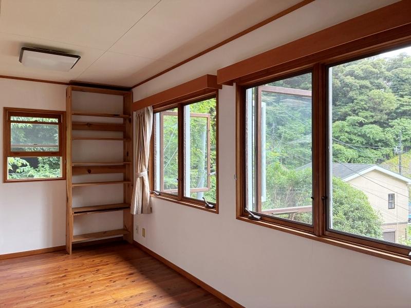 鎌倉市極楽寺三丁目の賃貸物件/2階 洋室1｜建物まわりの緑の雰囲気がよく分かる一枚
