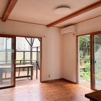 鎌倉市極楽寺三丁目の賃貸物件/1階 リビング｜天井に現しの梁があることで、のっぺりとした印象にならないようにしています