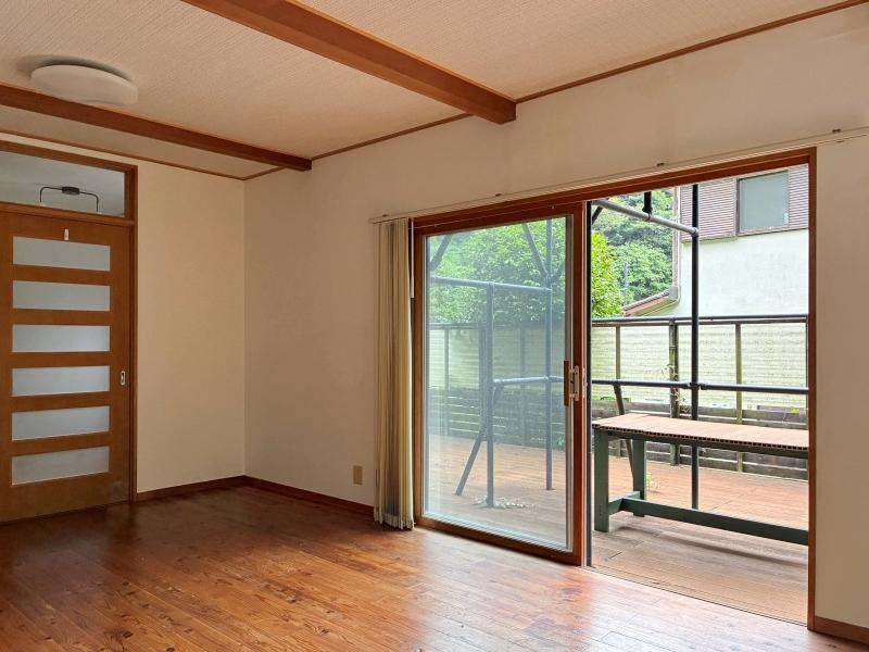 鎌倉市極楽寺三丁目の賃貸物件/1階 リビング｜大きな掃き出し窓の外に続く広いテラス