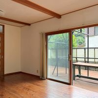 鎌倉市極楽寺三丁目の賃貸物件/1階 リビング｜大きな掃き出し窓の外に続く広いテラス