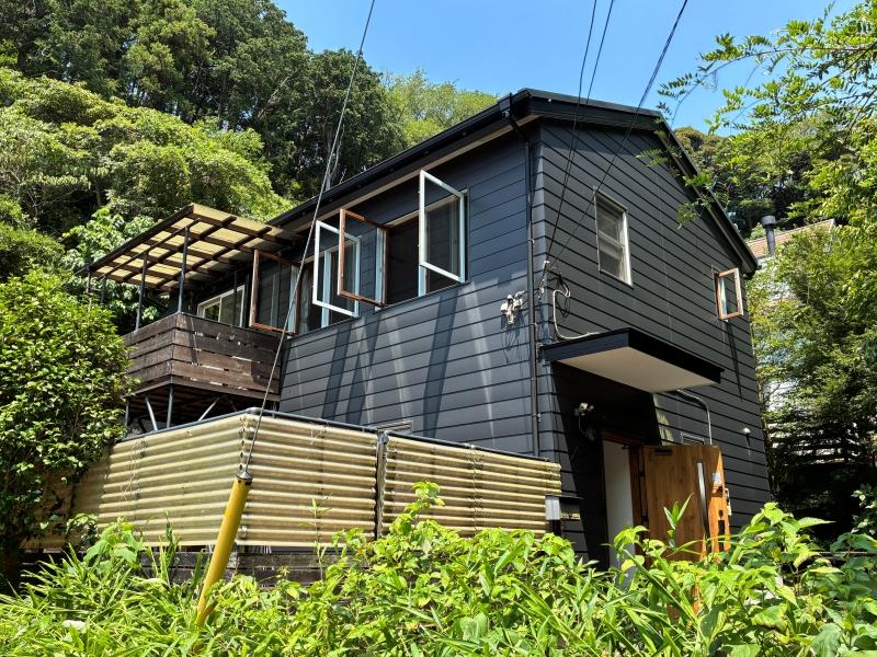 鎌倉市極楽寺三丁目の賃貸物件/外観｜周囲を木々に囲まれているものの、南からの日差しが明るい。広々したテラスもある住まいには、静かな時間が流れています