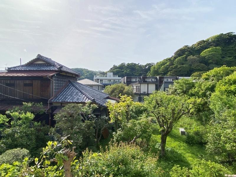 鎌倉市雪ノ下一丁目の賃貸物件/借景│鎌倉駅から徒歩9分で、趣のある建物と豊かな緑。この眺め、かなり強い
