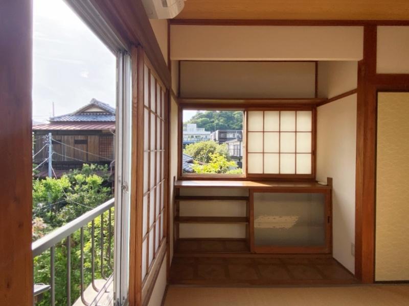 鎌倉市雪ノ下一丁目の賃貸物件/2階和室6帖│障子を開けると瓦屋根の建物。和室から眺めると、時代を遡ったような感覚に