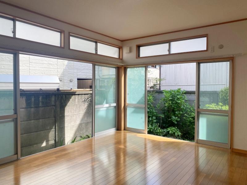 鎌倉市雪ノ下一丁目の賃貸物件/1階洋室10帖│窓の向こうには飛び石が置かれた小さな庭があります