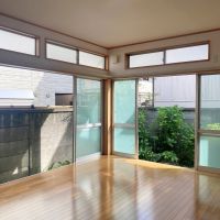 鎌倉市雪ノ下一丁目の賃貸物件/1階洋室10帖│窓の向こうには飛び石が置かれた小さな庭があります