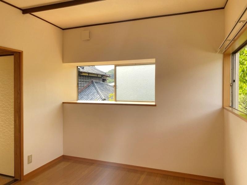 鎌倉市雪ノ下一丁目の賃貸物件/2階洋室4.5帖│瓦屋根と新緑の二面窓