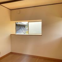 鎌倉市雪ノ下一丁目の賃貸物件/2階洋室4.5帖│瓦屋根と新緑の二面窓