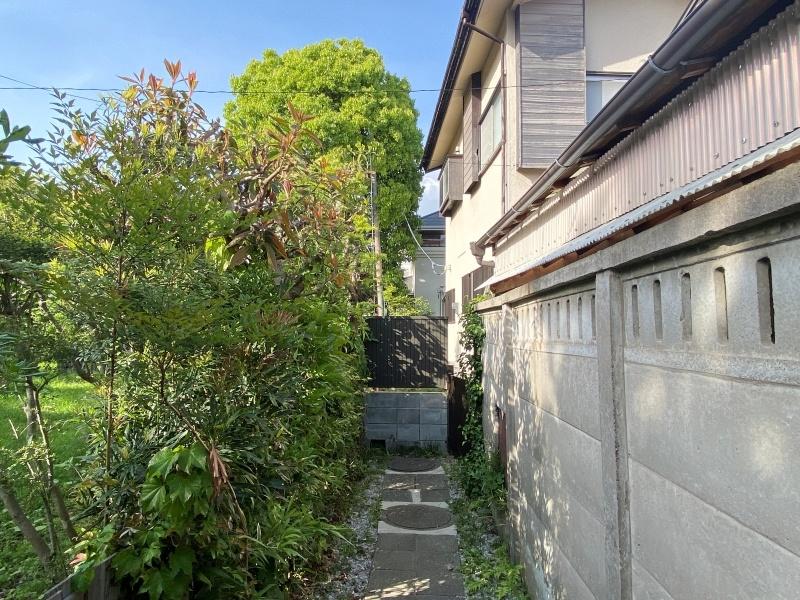 鎌倉市雪ノ下一丁目の賃貸物件/外観│路地を進んだ先、右奥の建物