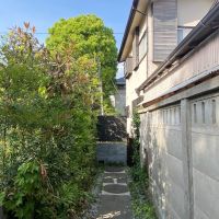 鎌倉市雪ノ下一丁目の賃貸物件/外観│路地を進んだ先、右奥の建物