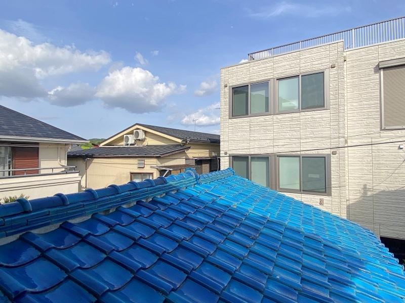 鎌倉市雪ノ下一丁目の賃貸物件/2階和室6帖│東側の窓から、青い瓦屋根と鶴岡八幡宮の鳥居がちらりと左奥に見えます