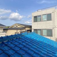 鎌倉市雪ノ下一丁目の賃貸物件/2階和室6帖│東側の窓から、青い瓦屋根と鶴岡八幡宮の鳥居がちらりと左奥に見えます