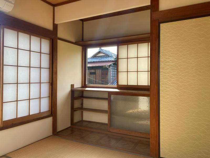 鎌倉市雪ノ下一丁目の賃貸物件/2階和室6帖│窓枠いっぱいの建物と目が合います