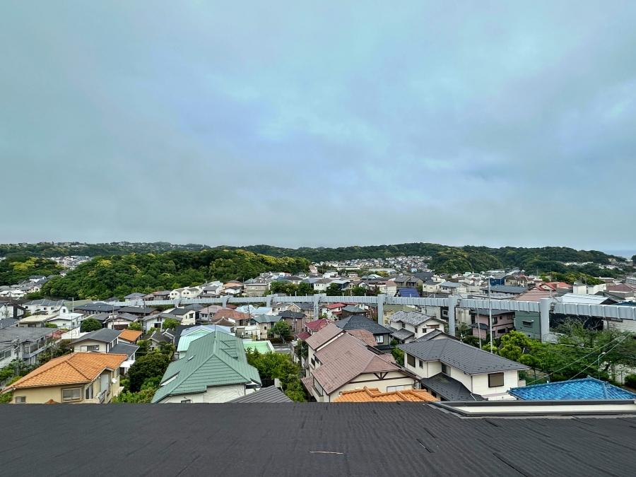 鎌倉市西鎌倉四丁目の売買物件/バルコニーからの眺望｜西鎌倉と腰越の住宅街、広町緑地、そして湘南モノレール。右を向けば相模湾と江ノ島も