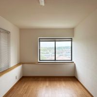 鎌倉市西鎌倉四丁目の売買物件/1階洋室その1｜1階は全体的に改修は入っているようでフローリングやクロスは比較的綺麗です