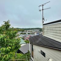 鎌倉市西鎌倉四丁目の売買物件/裏の道から物件を見る｜よくここに建てたなあと感心します