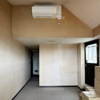 鎌倉市西鎌倉四丁目の売買物件/主寝室｜右側にあるドアを開けると下に落ちてしまうトマソン状態のドアです