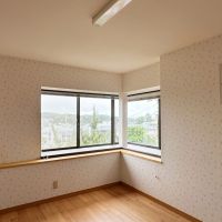 鎌倉市西鎌倉四丁目の売買物件/1階洋室その2｜こちらはコーナー窓