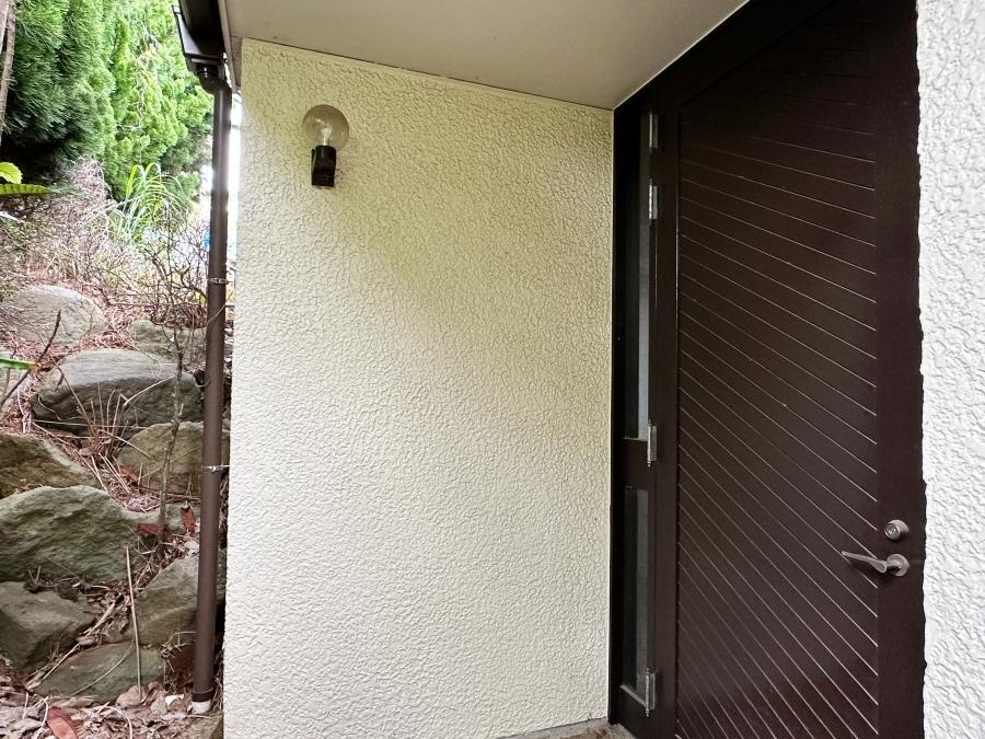 鎌倉市西鎌倉四丁目の売買物件/玄関前｜写真では伝わりづらいですが、この玄関ドアかなり大きいです