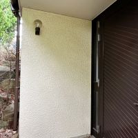 鎌倉市西鎌倉四丁目の売買物件/玄関前｜写真では伝わりづらいですが、この玄関ドアかなり大きいです