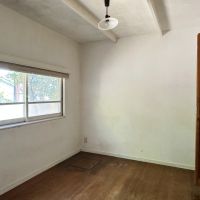 逗子市小坪六丁目の売買物件/洋室その1｜こちらは北側に面しているのでやや暗め