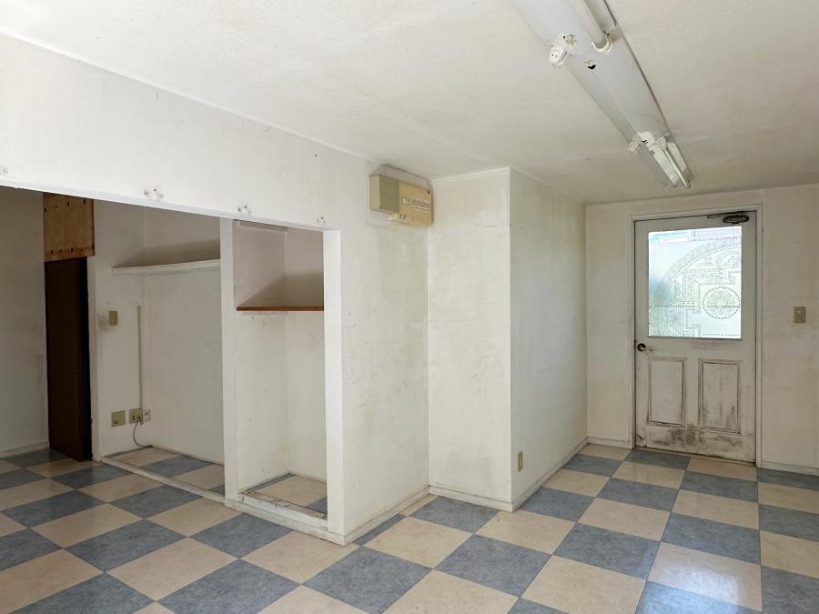 逗子市小坪六丁目の売買物件/洋室その2｜元々は仕切られた2つの部屋だったのでしょうか。床の仕上げとドアの感じがやはり異国の空気を感じます