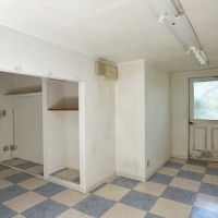 逗子市小坪六丁目の売買物件/洋室その2｜元々は仕切られた2つの部屋だったのでしょうか。床の仕上げとドアの感じがやはり異国の空気を感じます