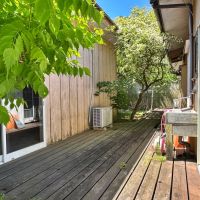 逗子市小坪六丁目の売買物件/中庭のウッドデッキ｜母屋とアトリエはウッドデッキで繋がっています