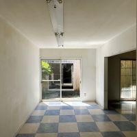 逗子市小坪六丁目の売買物件/洋室その2｜窓の向こうはアトリエ。白い壁にアートしても面白そう