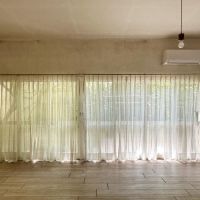 逗子市小坪六丁目の売買物件/リビング｜シアーカーテンを閉めるとこんな感じ