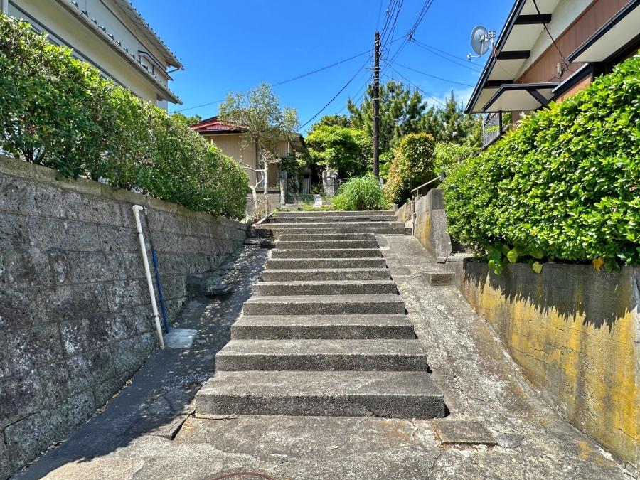 逗子市小坪六丁目の売買物件/敷地入り口｜階段を登った突き当たりに物件はあります