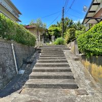 逗子市小坪六丁目の売買物件/敷地入り口｜階段を登った突き当たりに物件はあります