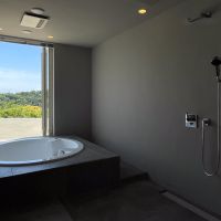 葉山町下山口の売買物件/風呂はジャグジー付きの円形。