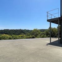 葉山町下山口の売買物件/とても広いコンクリートの土間。その向こうは崖です。