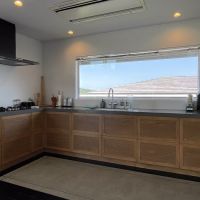 葉山町下山口の売買物件/造作のキッチン　はL字型。窓からもほんの少しだけ海が