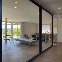 葉山町下山口の売買物件/1階リビングとホールのパーテーションは大きなアイアン製の回転扉。