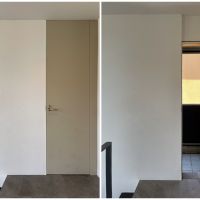 葉山町下山口の売買物件/2階東側の小バルコニーへのドア