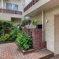 鎌倉市由比ガ浜四丁目の賃貸物件/壁面の細かなタイルと煉瓦、植栽のバランスが美しい