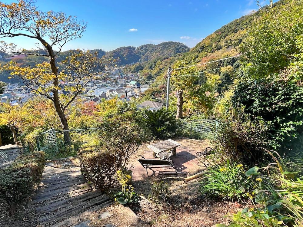 葉山町長柄の売買物件/庭を見下ろすとそこはまるで公園のよう
