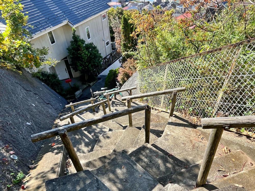 葉山町長柄の売買物件/敷地に通じる階段通路は葉山町の町道です｜急勾配過ぎて階段がジグザグ！？