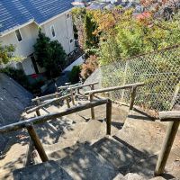 葉山町長柄の売買物件/敷地に通じる階段通路は葉山町の町道です｜急勾配過ぎて階段がジグザグ！？