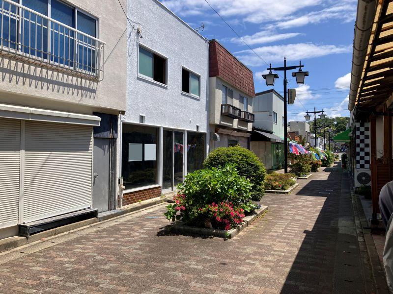 鎌倉市今泉台四丁目の賃貸物件/外観｜真ん中の白い建物です。連棟式で、両隣の建物とは一体になっています。