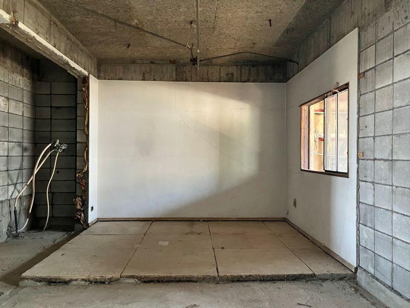 鎌倉市今泉台四丁目の賃貸物件/2階｜真ん中の部屋。天井にはクリーニング店のなごりのレールが残っています。