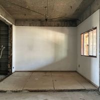 鎌倉市今泉台四丁目の賃貸物件/2階｜真ん中の部屋。天井にはクリーニング店のなごりのレールが残っています。