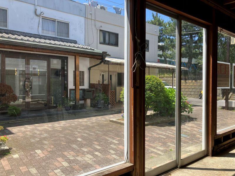鎌倉市今泉台四丁目の賃貸物件/1階｜向かいの和風な店構えも素敵。