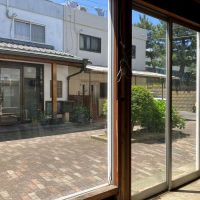 鎌倉市今泉台四丁目の賃貸物件/1階｜向かいの和風な店構えも素敵。