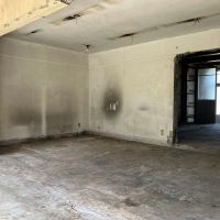 鎌倉市今泉台四丁目の賃貸物件/1階｜床はモルタル、壁は古い内装がそのままです。塗り替えれば見違えるはず。
