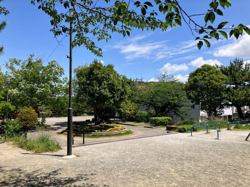 鎌倉市今泉台四丁目の賃貸物件/周辺｜吉が沢公園。朝晩は散歩の方が、夕方には子供たちが走り回っています。お祭りなども催されます。